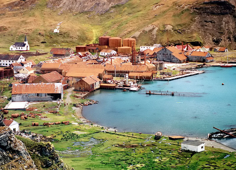 Illustration for article titled 8 Abandoned Antarctic Whaling Stations and Bases that are Still Amazing
